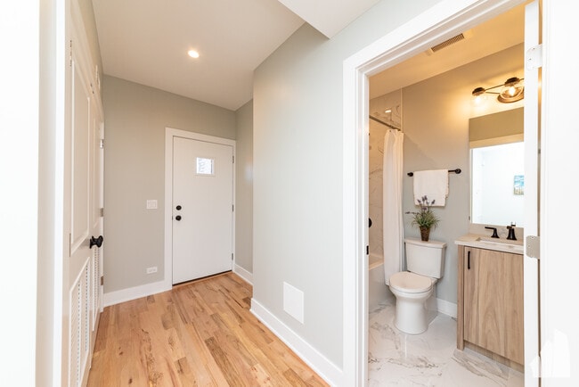 2535 N Campbell Ave, Unit 2535-3 in Chicago, IL - Building Photo - Building Photo