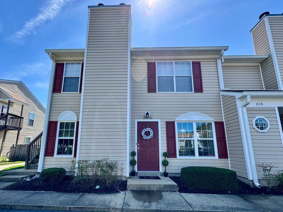 1422 Deerpond Ln in Virginia Beach, VA - Building Photo