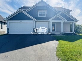 17955 Headwaters Dr in Lakeville, MN - Building Photo