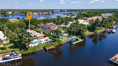 950 Galleon Dr in Naples, FL - Foto de edificio - Building Photo