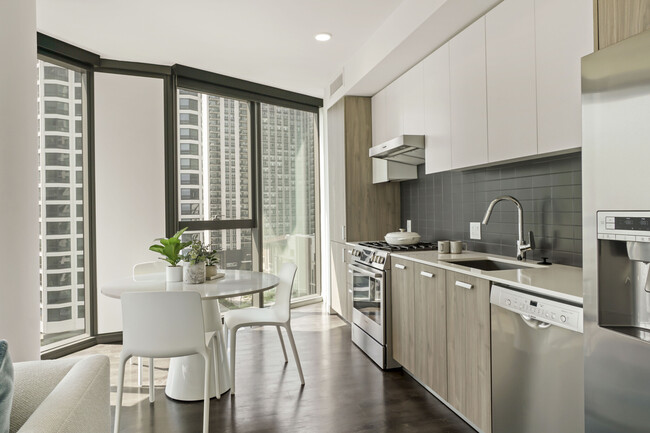 445 E Waterside Dr in Chicago, IL - Building Photo - Building Photo