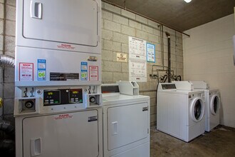 Crenshaw Townhouse in Los Angeles, CA - Foto de edificio - Building Photo