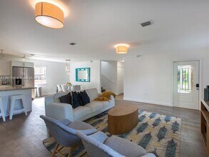 6017 SW 63rd Ter in South Miami, FL - Foto de edificio - Building Photo