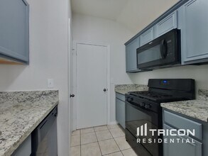 255 Rolling Brook Dr in Dickinson, TX - Foto de edificio - Building Photo