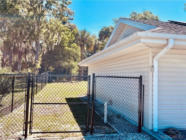 801 N Country Club Dr in Crystal River, FL - Building Photo - Building Photo