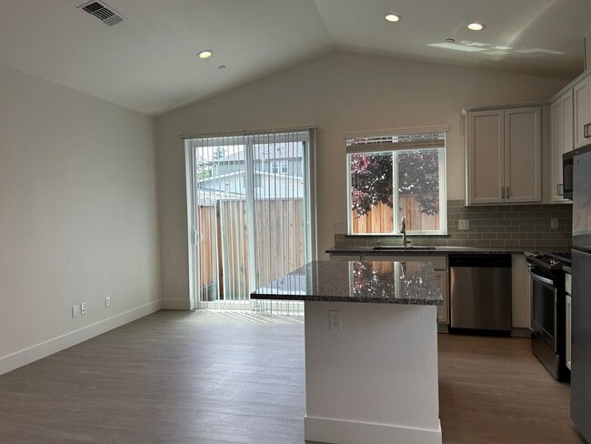 2129 Dennis Ln in Santa Rosa, CA - Building Photo - Building Photo