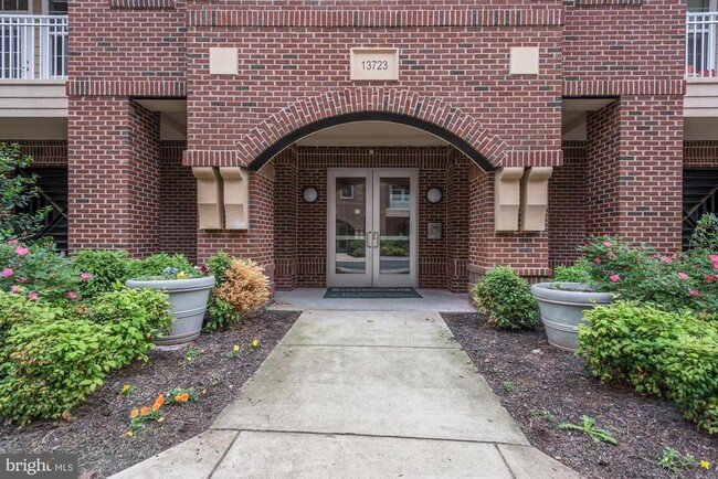13723 Neil Armstrong Ave in Herndon, VA - Foto de edificio - Building Photo