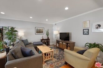 14934 Dickens St in Los Angeles, CA - Building Photo - Building Photo