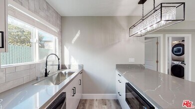 2123 S Orange Dr in Los Angeles, CA - Foto de edificio - Building Photo