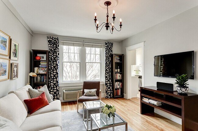 2410 20th St NW, Unit 101 in Washington, DC - Foto de edificio - Building Photo