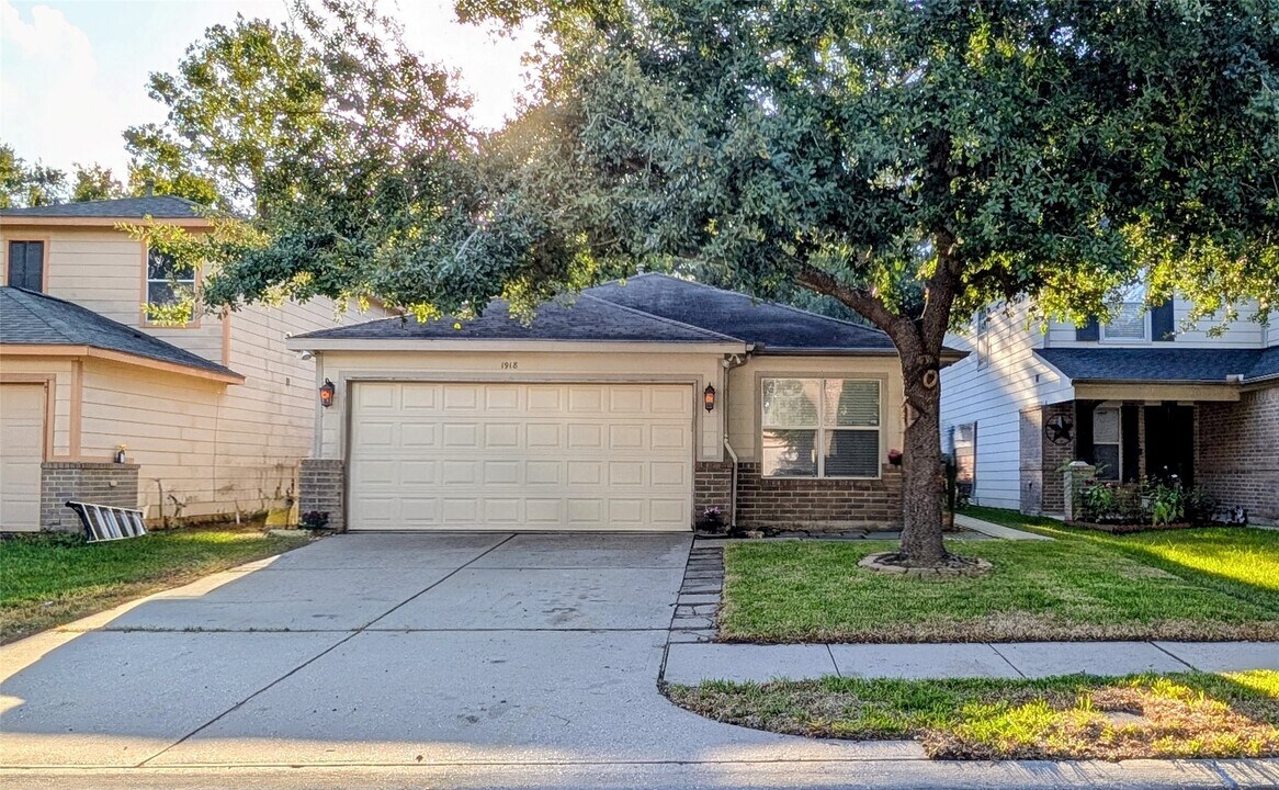 1918 Adobe Stone Dr in Humble, TX - Building Photo