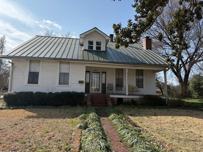 property at 102 W Lelia St