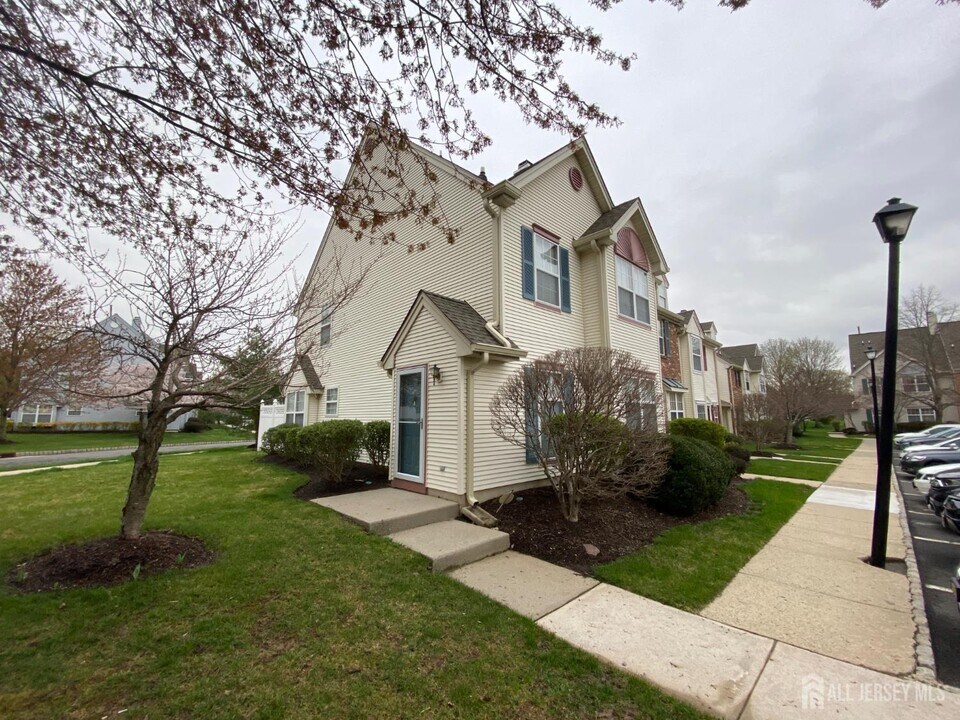 61 Curtis Ct in Kendall Park, NJ - Building Photo