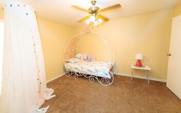 La Esencia Apartments in Houston, TX - Building Photo - Building Photo