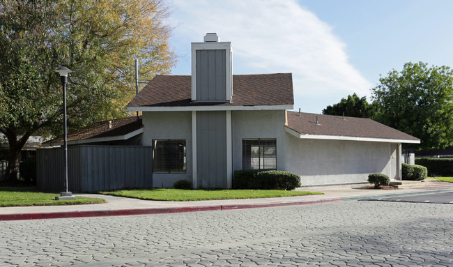 1380 W 48th St in San Bernardino, CA - Foto de edificio - Building Photo