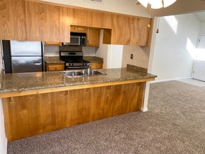 500 White Ln in Bakersfield, CA - Building Photo - Building Photo