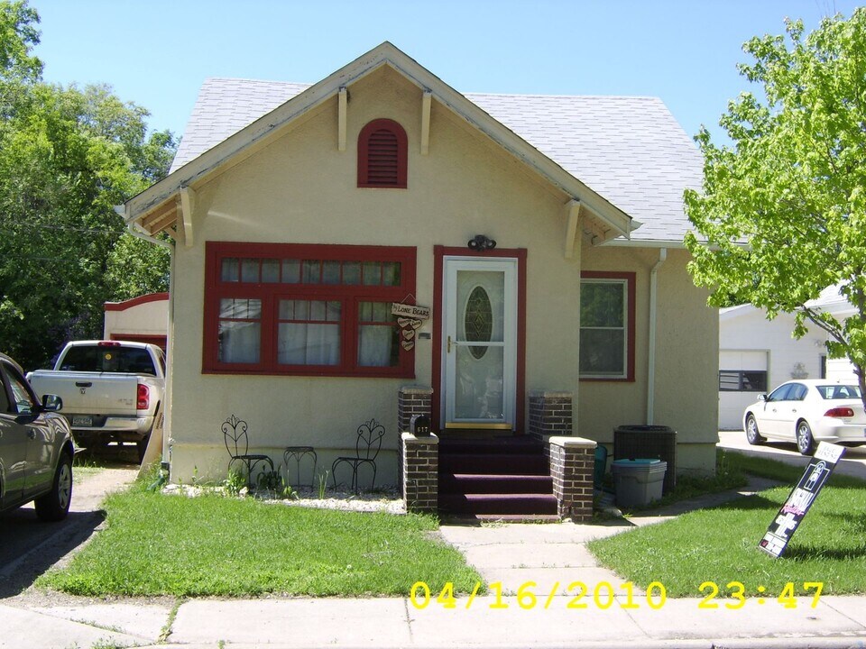 617 Lake St NW in Minot, ND - Building Photo