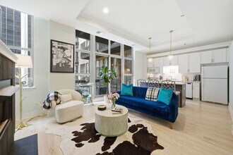 212 W Washington St in Chicago, IL - Building Photo - Building Photo