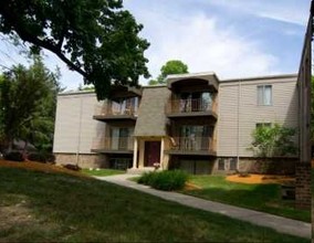 The Pines Apartments in East Lansing, MI - Building Photo - Building Photo