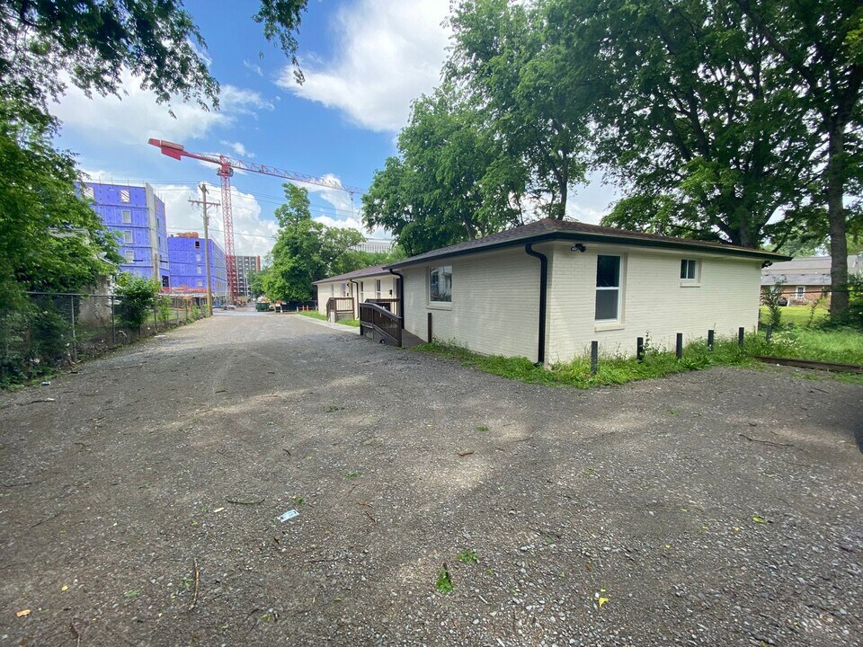 1905 Hermosa St-Unit -48381db3-ce23-11ec-abe0-0edf872183e4 in Nashville, TN - Building Photo