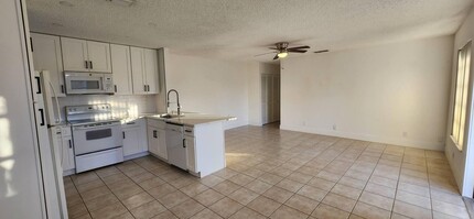 2094 N Suzanne Cir in North Palm Beach, FL - Building Photo - Building Photo