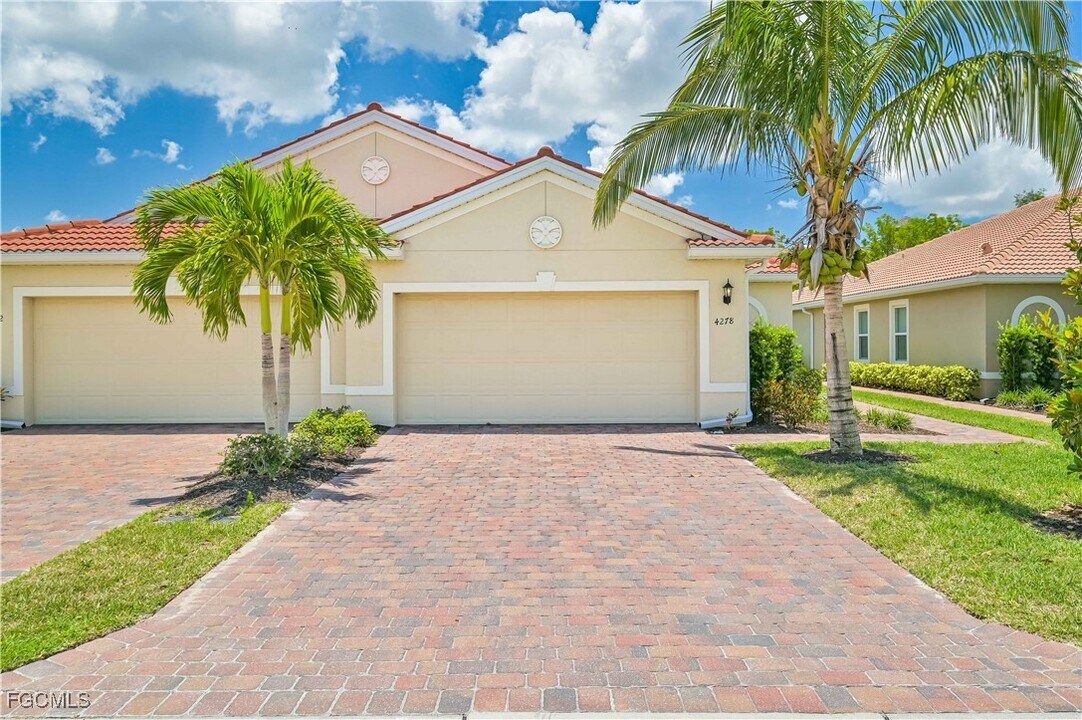 4278 Dutchess Park Rd in Ft. Myers, FL - Building Photo