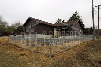300 Valley Stream Cir in Hollister, MO - Building Photo - Building Photo