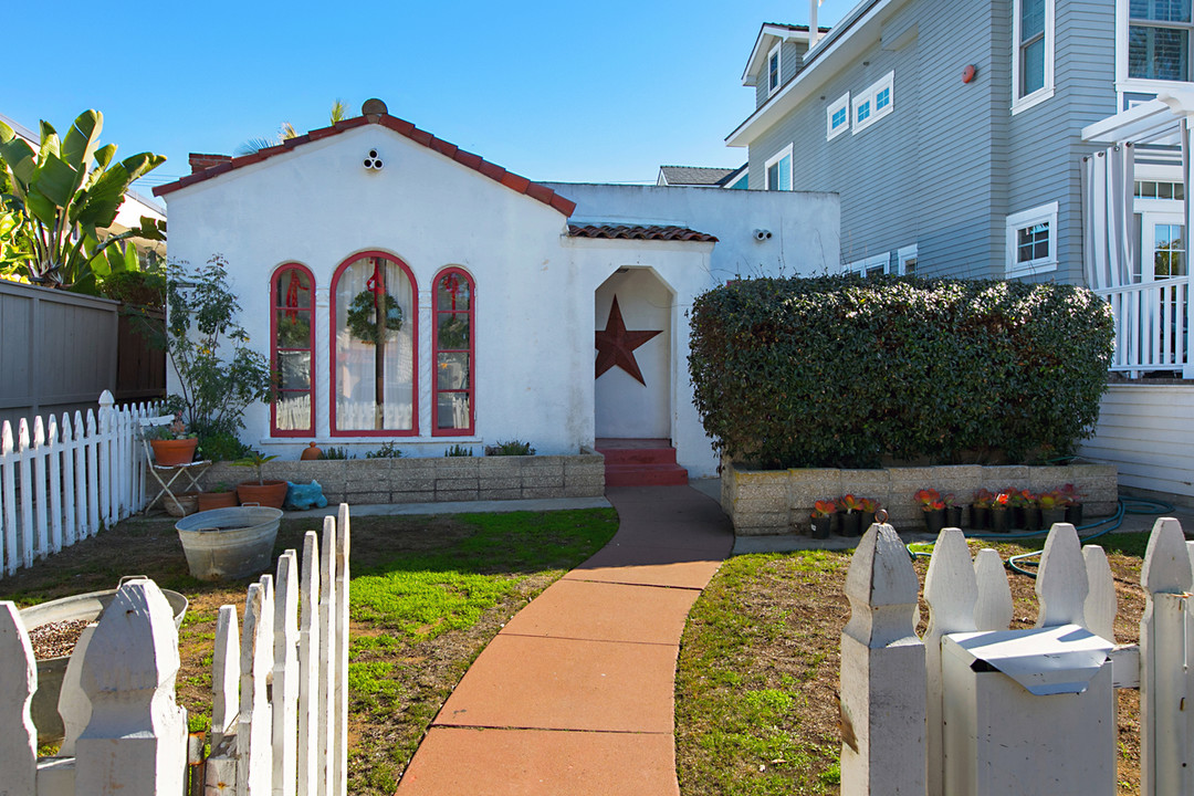 451-455 D Ave in Coronado, CA - Building Photo