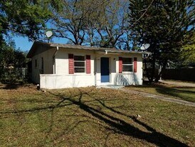 1300 Fountainhead Dr in Deltona, FL - Building Photo
