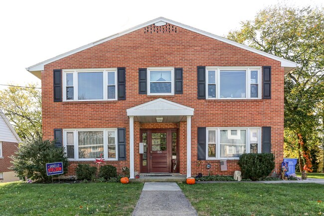 property at 1913 Arlington St