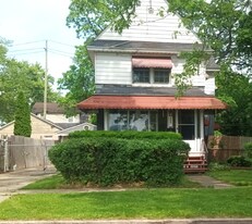 110 Ivy St in Pontiac, MI - Building Photo