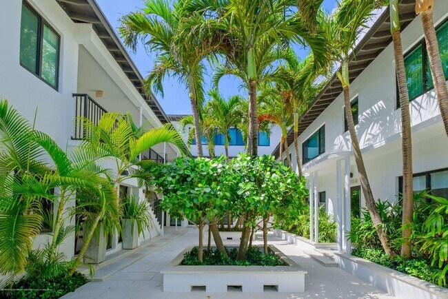 122 Peruvian Ave in Palm Beach, FL - Foto de edificio - Building Photo