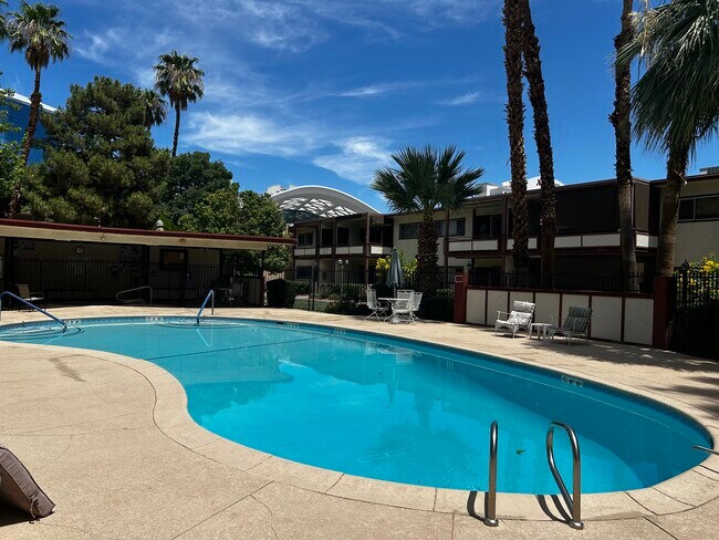 350 E Desert Inn Rd, Unit F104 in Las Vegas, NV - Building Photo - Building Photo