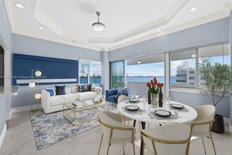 7545 E Treasure Dr, Unit 10 in North Bay Village, FL - Foto de edificio - Building Photo