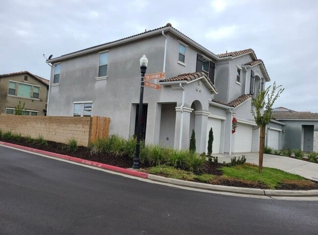 1341 E Via Sentieri Dr in Fresno, CA - Foto de edificio - Building Photo