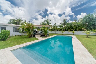 6752 SW 52nd St in Miami, FL - Foto de edificio - Building Photo