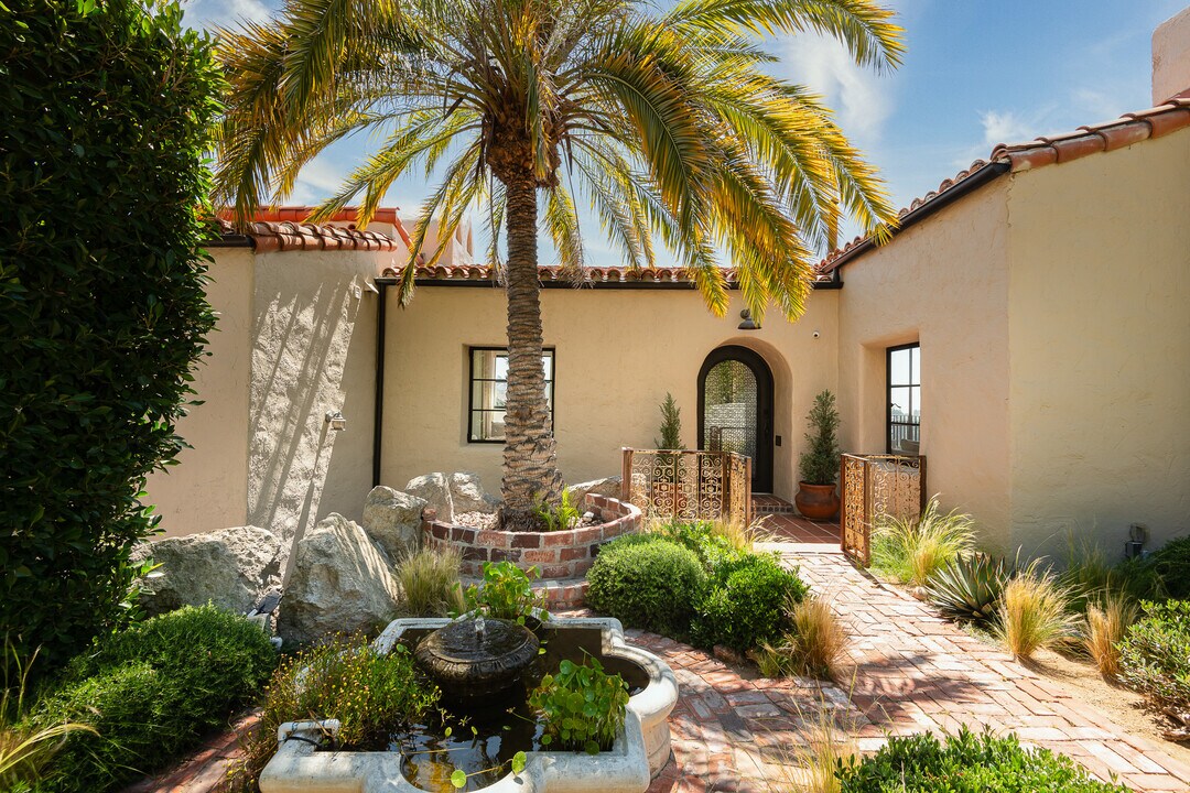 2880 Durand Dr in Los Angeles, CA - Building Photo