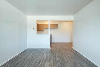 Seaway Terrace Apartments in Milwaukee, WI - Building Photo - Interior Photo