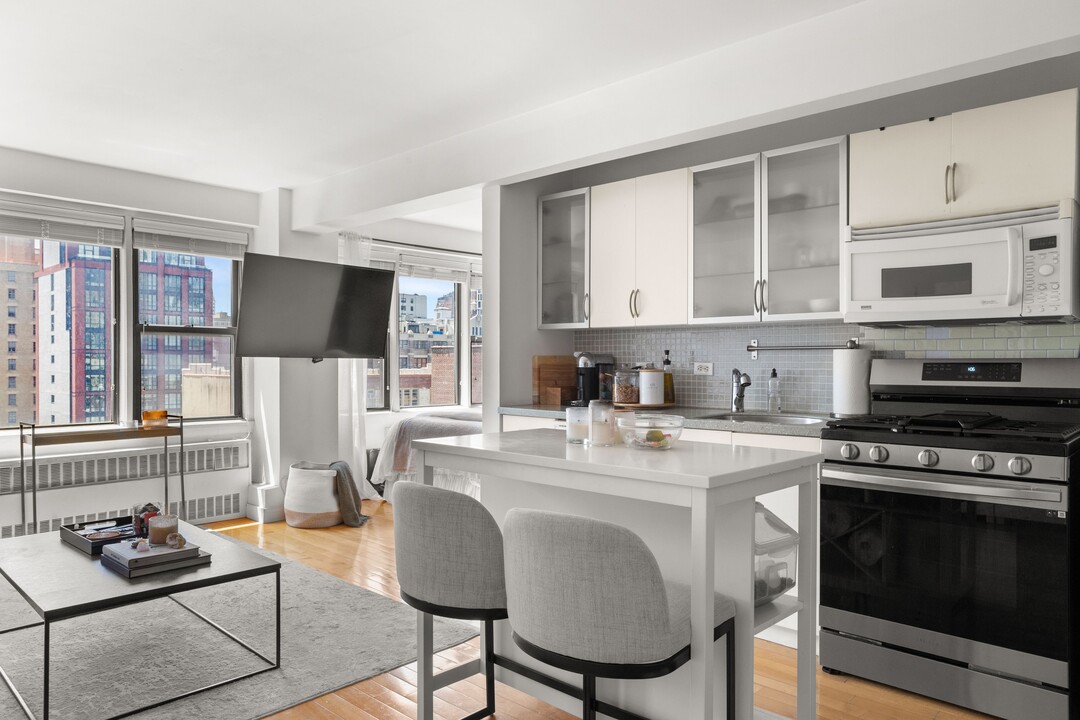 245 E 24th St in New York, NY - Building Photo