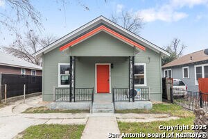 1010 W Lynwood Ave in San Antonio, TX - Building Photo