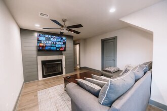 2104 Almand Dr in Bentonville, AR - Foto de edificio - Building Photo