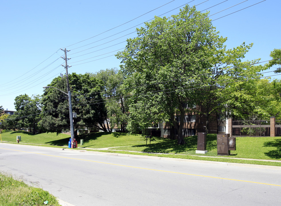 30 Sunrise Ave in Toronto, ON - Building Photo