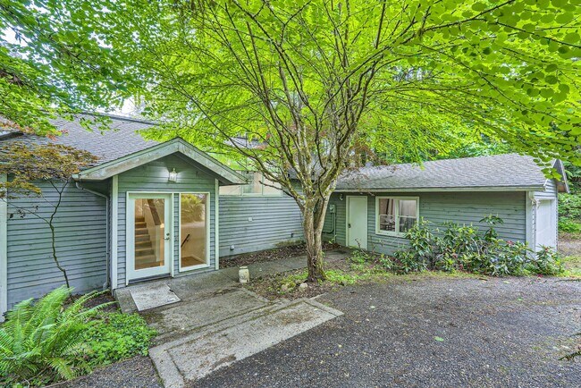 26050 SE 18th Pl in Sammamish, WA - Building Photo - Building Photo