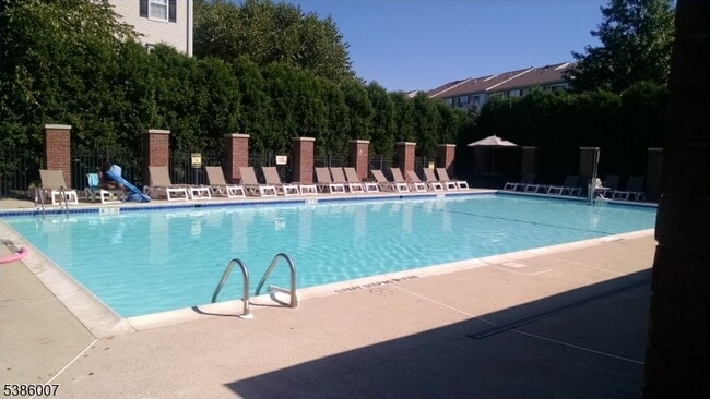 113 Riverwalk Way in Clifton, NJ - Building Photo - Building Photo