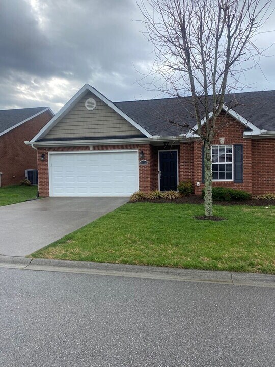 8106 Gatekeeper Way in Knoxville, TN - Building Photo