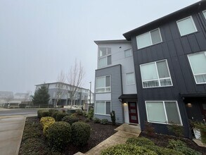 17200 SW Goldcrest Ln in Beaverton, OR - Building Photo - Building Photo