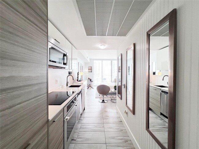 1300 Brickell Bay Dr, Unit 1813 in Miami, FL - Building Photo - Building Photo