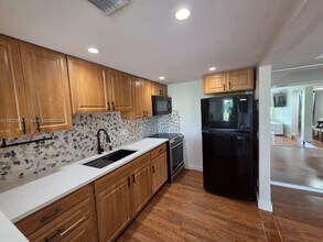 3750 Inverrary Dr in Lauderhill, FL - Foto de edificio - Building Photo