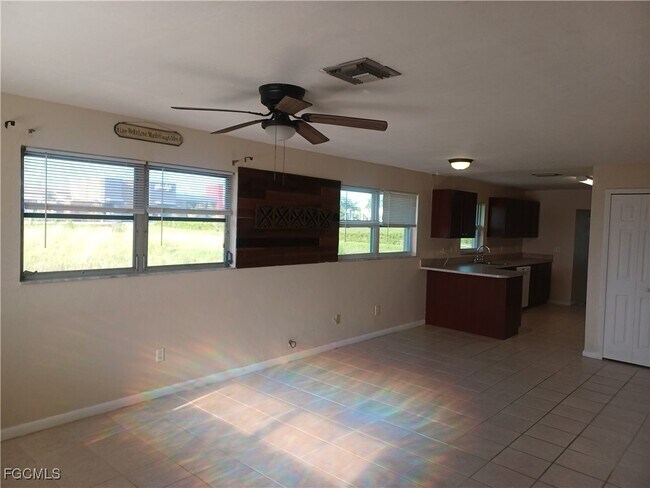 2504 SW 7th Pl in Cape Coral, FL - Building Photo - Building Photo