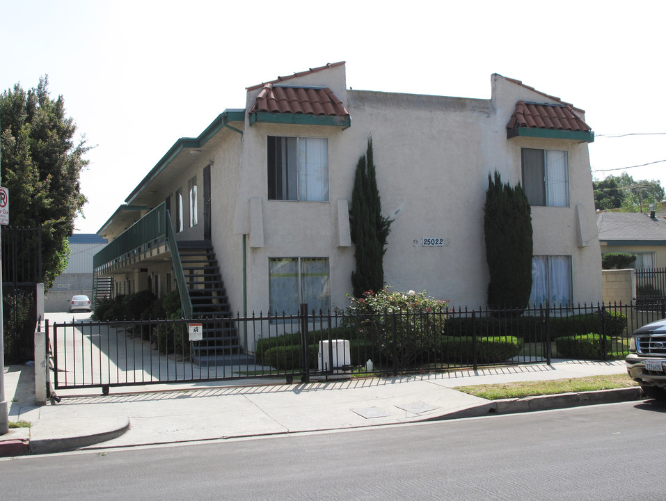 25020 Frampton Ave in Harbor City, CA - Foto de edificio